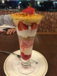 苺のブリュレパフェ