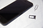 120922_ip5op_14 iPhone 5表面とNano-SIMトレイ