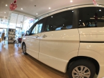 展示車両のセレナ