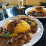 夏野菜のチキンカレーソースオムライス