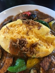 夏野菜のチキンカレーソースオムライス